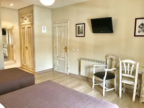 Blackout curtains, free WiFi, bed sheets - Hostal Cafe Gutgreco (Sonseca)