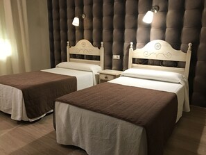Double Room | Blackout drapes, free WiFi, bed sheets - Hostal Cafe Gutgreco (Sonseca)