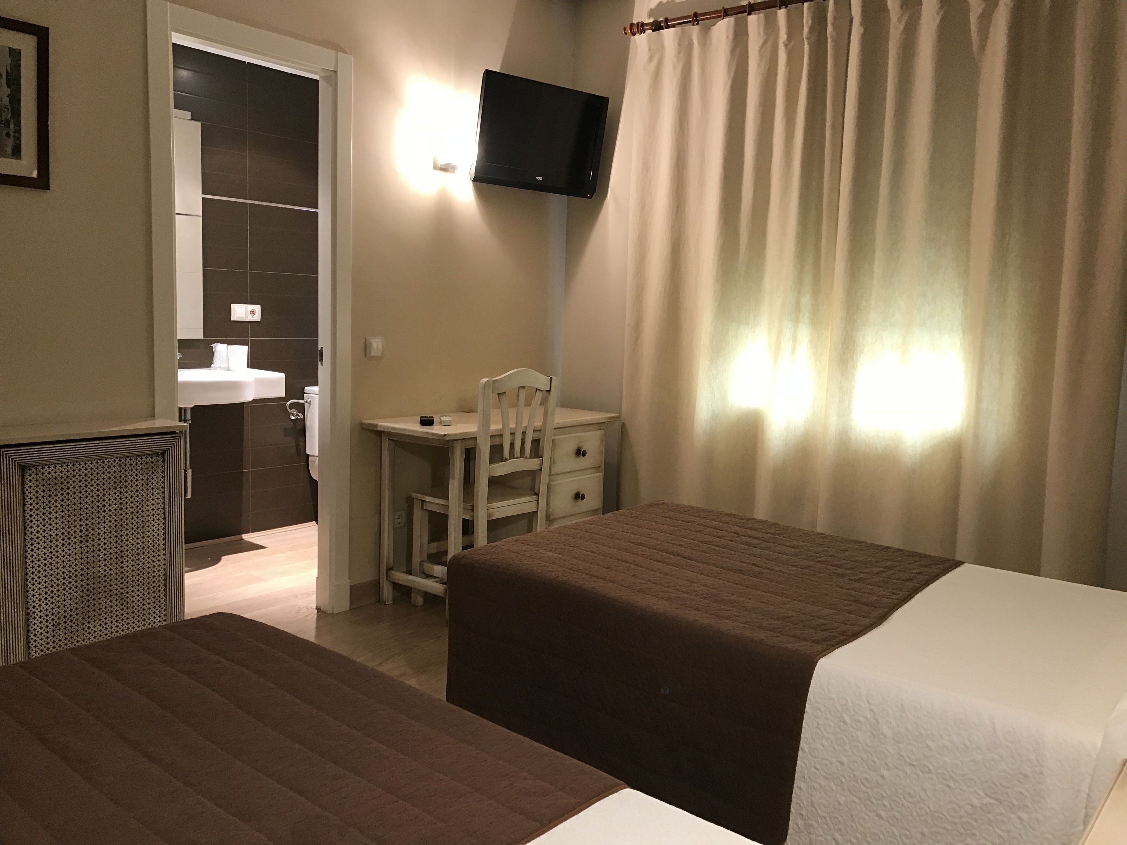 Double Room | Blackout drapes, free WiFi, bed sheets