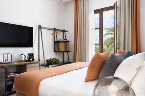 Suite, vue sur le jardin | Literie de qualité, minibar, coffre-fort, bureau