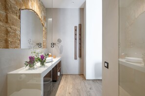 Phòng Suite, quang cảnh vườn | Bộ đồ giường cao cấp, minibar, két bảo mật tại phòng, bàn 
