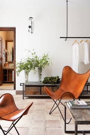 Suite Junior | Literie de qualité, minibar, coffre-fort, bureau