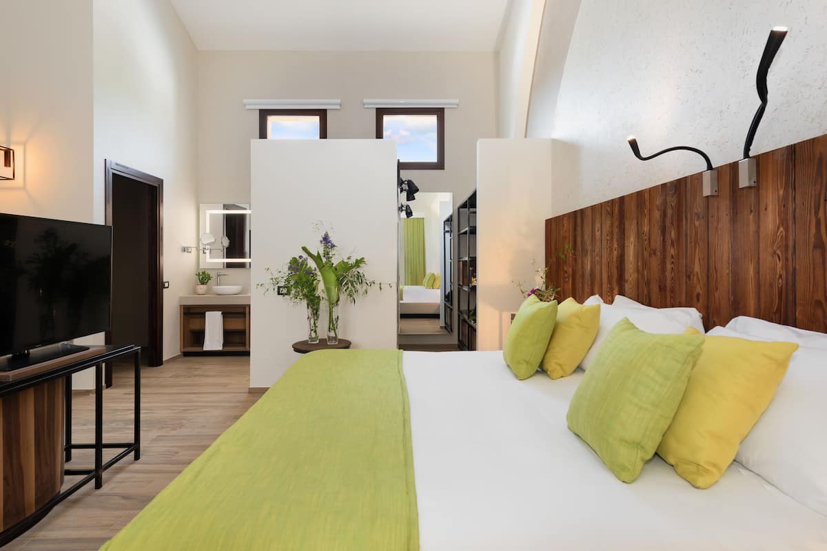 Family Suite | Premium bedding, minibar, in-room safe, desk