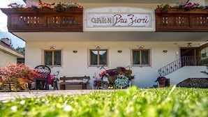 A building with a sign reading "Garnì La Ziorì" and a staircase leading to an upper level. - Pra Fiorì (Mazzin)