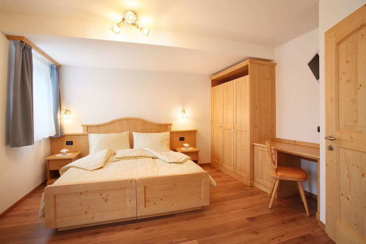 Comfort tweepersoonskamer | 1 slaapkamer, luxe beddengoed, een kluis op de kamer, een bureau