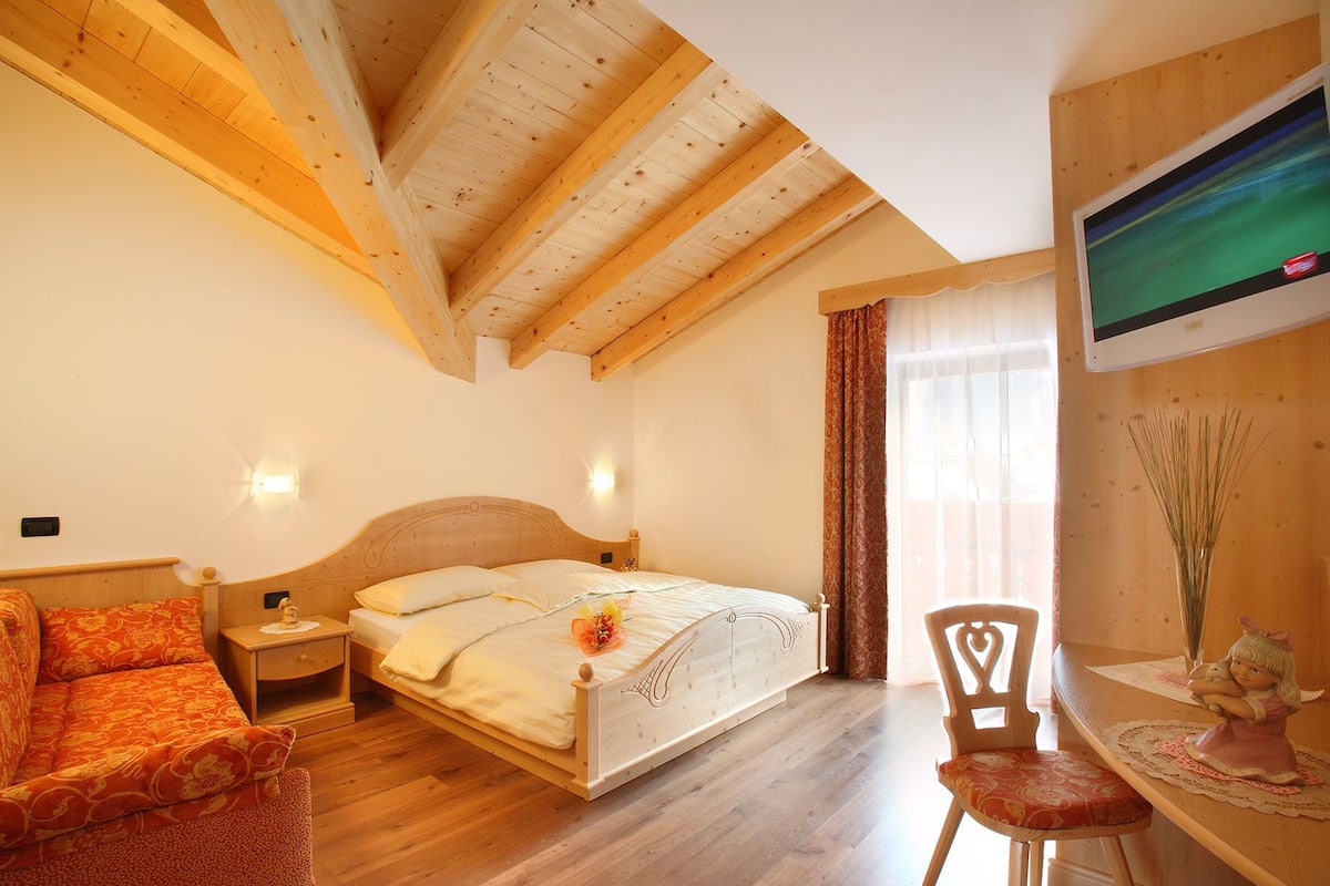 Comfort driepersoonskamer | 1 slaapkamer, luxe beddengoed, een kluis op de kamer, een bureau