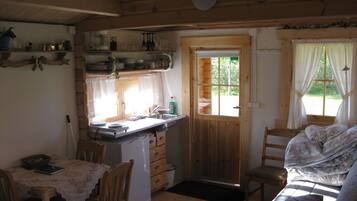Double Room | Private kitchenette | Fridge, stovetop, coffee/tea maker, cookware/dishes/utensils