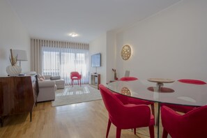 Departamento, 2 habitaciones | Área de sala de estar | Televisión de pantalla plana 
