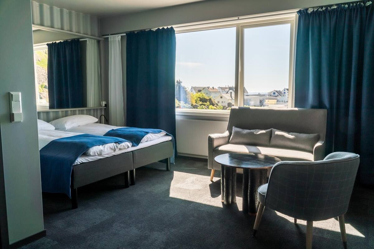 Safe på rommet, skrivebord og skrivebord for bærbar PC