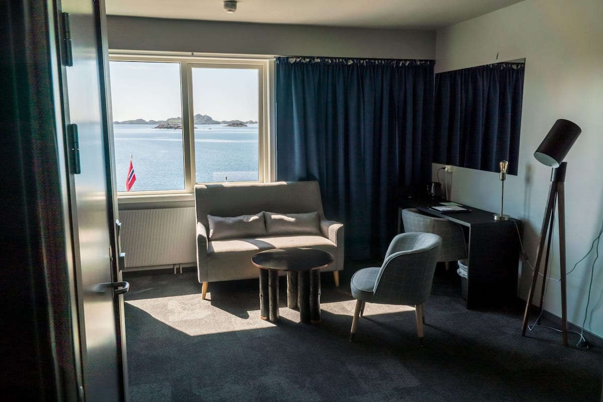 business double room, 1 queen bed, sea view | in-room safe, individually decorated, desk, laptop workspace