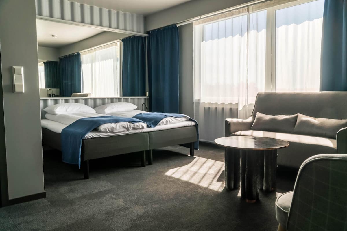 Dobbeltrom – business, 1 queensize-seng, fjellutsikt | Safe på rommet, skrivebord og skrivebord for bærbar PC