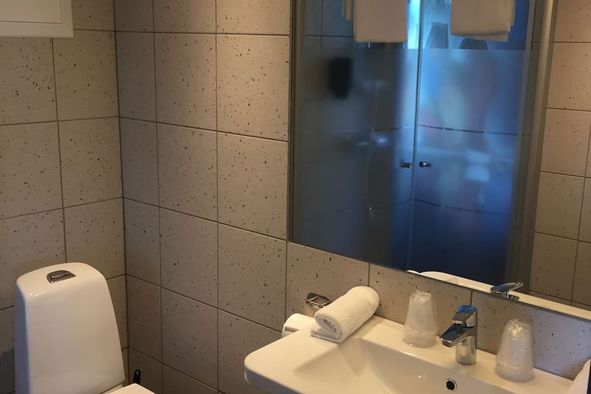 classic single room, 1 single bed | bathroom sink