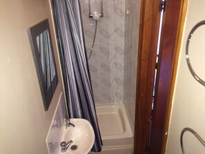 Een douche, een haardroger, handdoeken