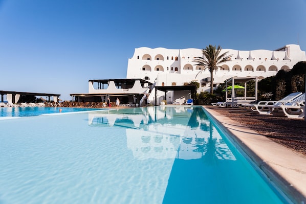 2 座室外游泳池,提供日光浴躺椅