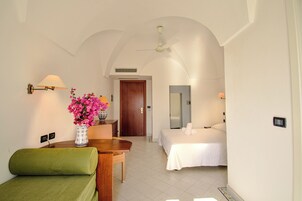 Minibar, caja de seguridad en la habitación, escritorio y ropa de cama 