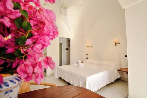 Suite Double | Minibar, una cassaforte in camera, una scrivania, lenzuola