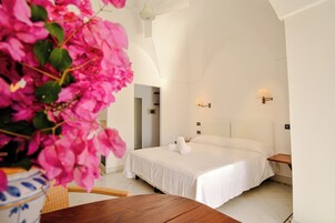 Minibar, caja de seguridad en la habitación, escritorio y ropa de cama 