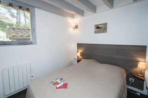 3 dormitorios y tabla de planchar con plancha