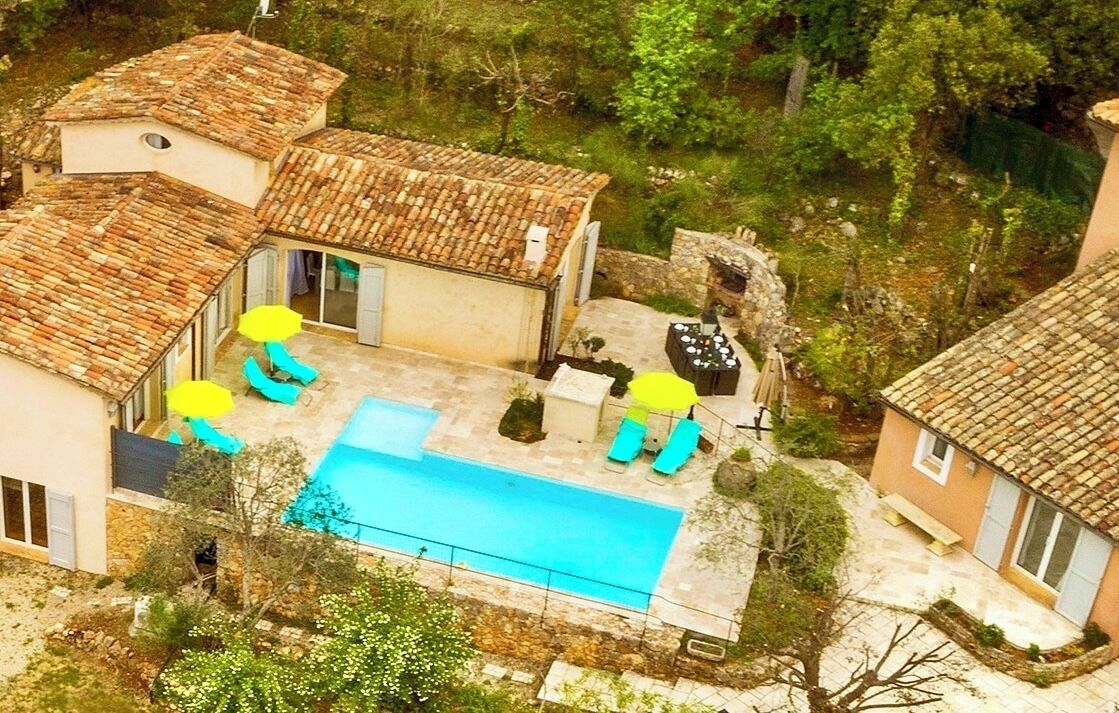 Air-conditioned villa up to 10 pers. with swimming pool, sauna, 5-seater spa