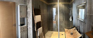 Dusche, Haartrockner, Handtücher, Seife
