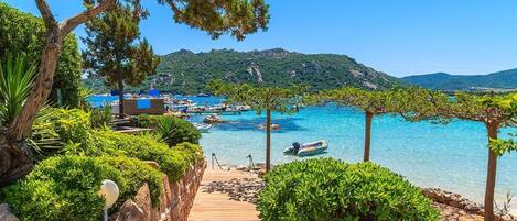Una playa cerca