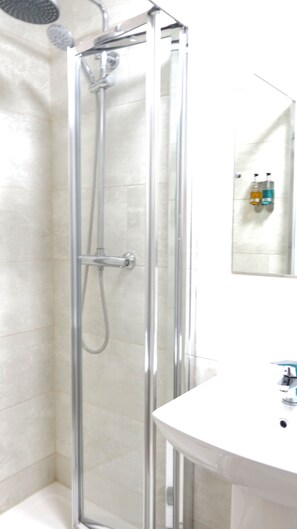 Bathroom - RC Airport Rooms (Staines)