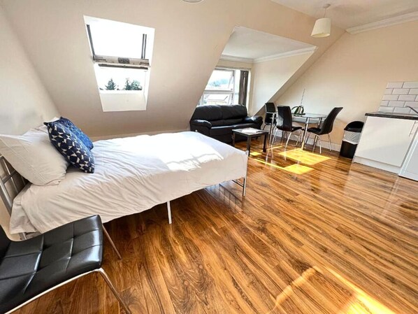 Habitación doble Deluxe | Tabla de planchar con plancha, wifi gratis y ropa de cama