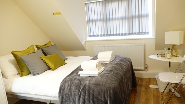 Iron/ironing board, free WiFi, bed sheets - RC Airport Rooms (Staines)