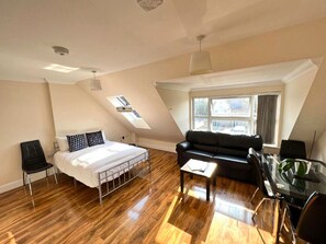 Iron/ironing board, free WiFi, bed sheets - RC Airport Rooms (Staines)