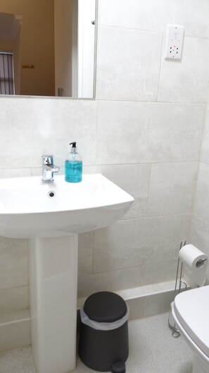 Dobbeltrom – deluxe (1) | Bad | Dusj, toalettartikler (inkludert), hårføner og håndklær