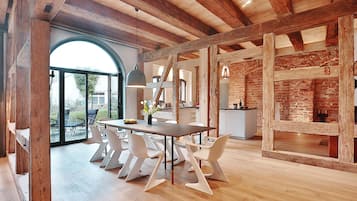 Deluxe-Apartment (Sternwitten) | Essbereich im Zimmer