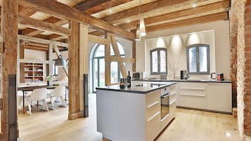 Departamento Deluxe (Sternwitten) | Cocina privada | Refrigerador con congelador, microondas, horno y parrilla de estufa