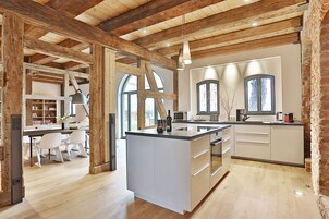 Deluxe Apartment (Sternwitten) | Private kitchen | Full-size fridge, microwave, oven, stovetop