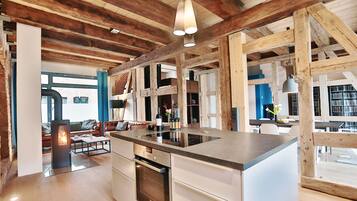 Deluxe-Apartment (Sternwitten) | Eigene Küche | Großer Kühlschrank, Mikrowelle, Ofen, Herdplatte