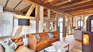 Deluxe-Apartment (Sternwitten) | Wohnbereich | Flachbildfernseher, Kamin, DVD-Player, Arbeitsbereiche