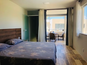 5 bedrooms, iron/ironing board, internet, bed sheets