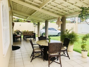 Terrasse devant la maison.