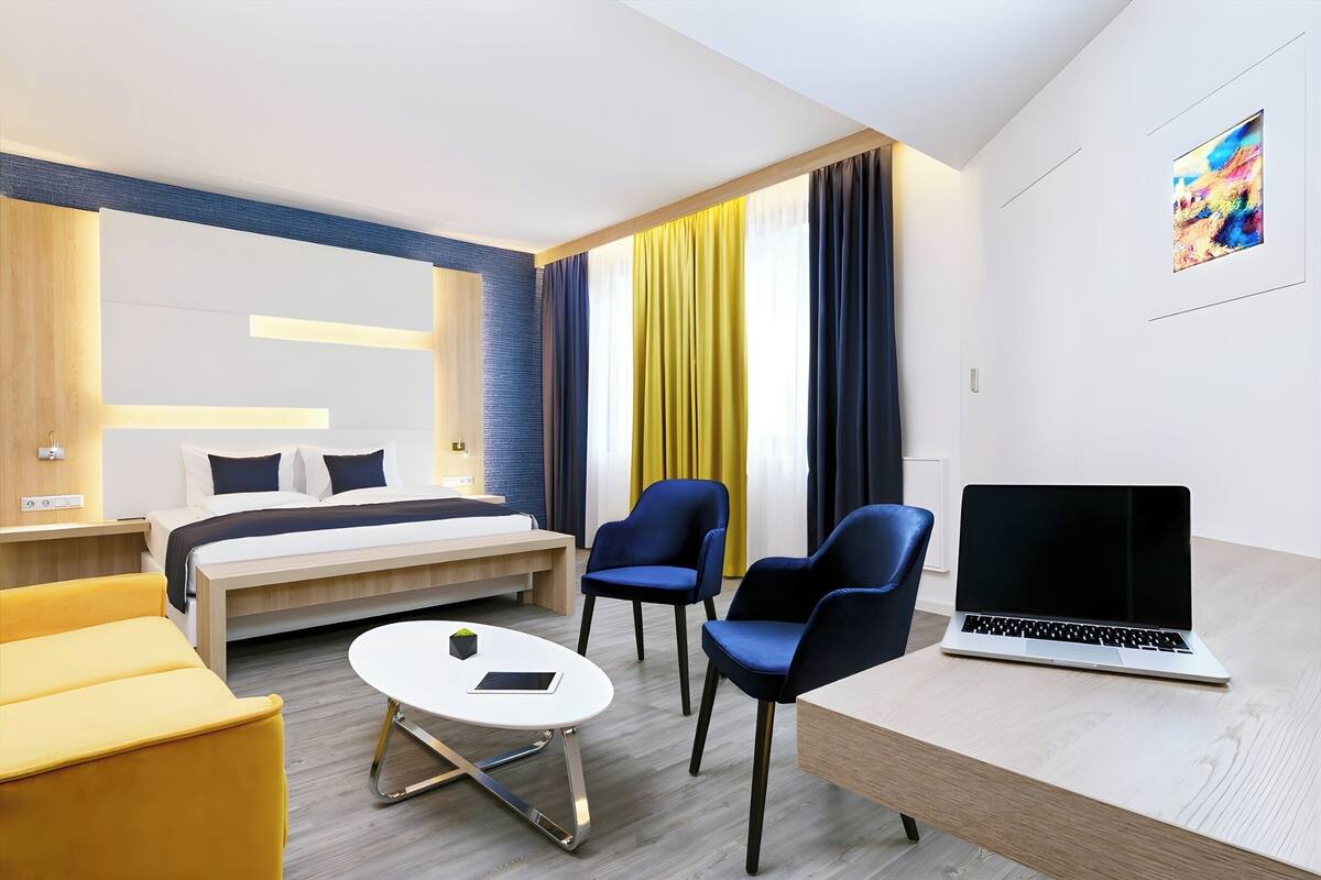 Phòng đôi Grand, 1 giường cỡ king | Bộ đồ giường cao cấp, két bảo mật tại phòng, bàn, phòng cách âm