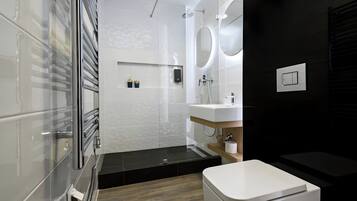 Superior Double Room, 1 Queen Bed | Bathroom | Shower, free toiletries, hair dryer, towels