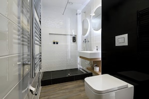 Habitación doble superior, 1 cama de matrimonio | Baño | Ducha, artículos de higiene personal gratuitos y secador de pelo