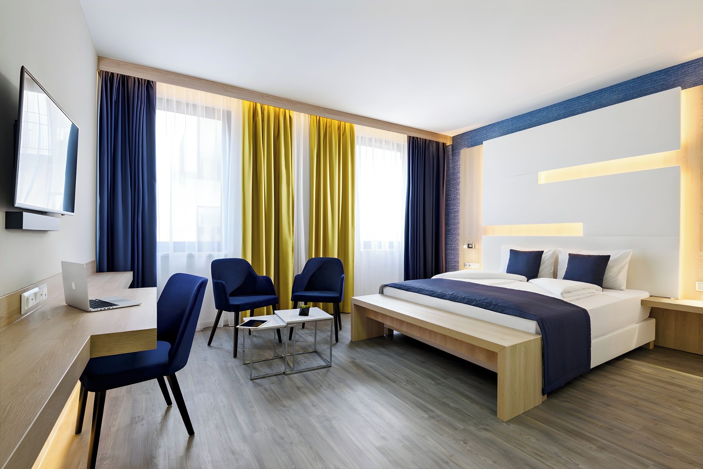 Deluxe Double Room, 1 King Bed | Premium bedding, in-room safe, desk, soundproofing