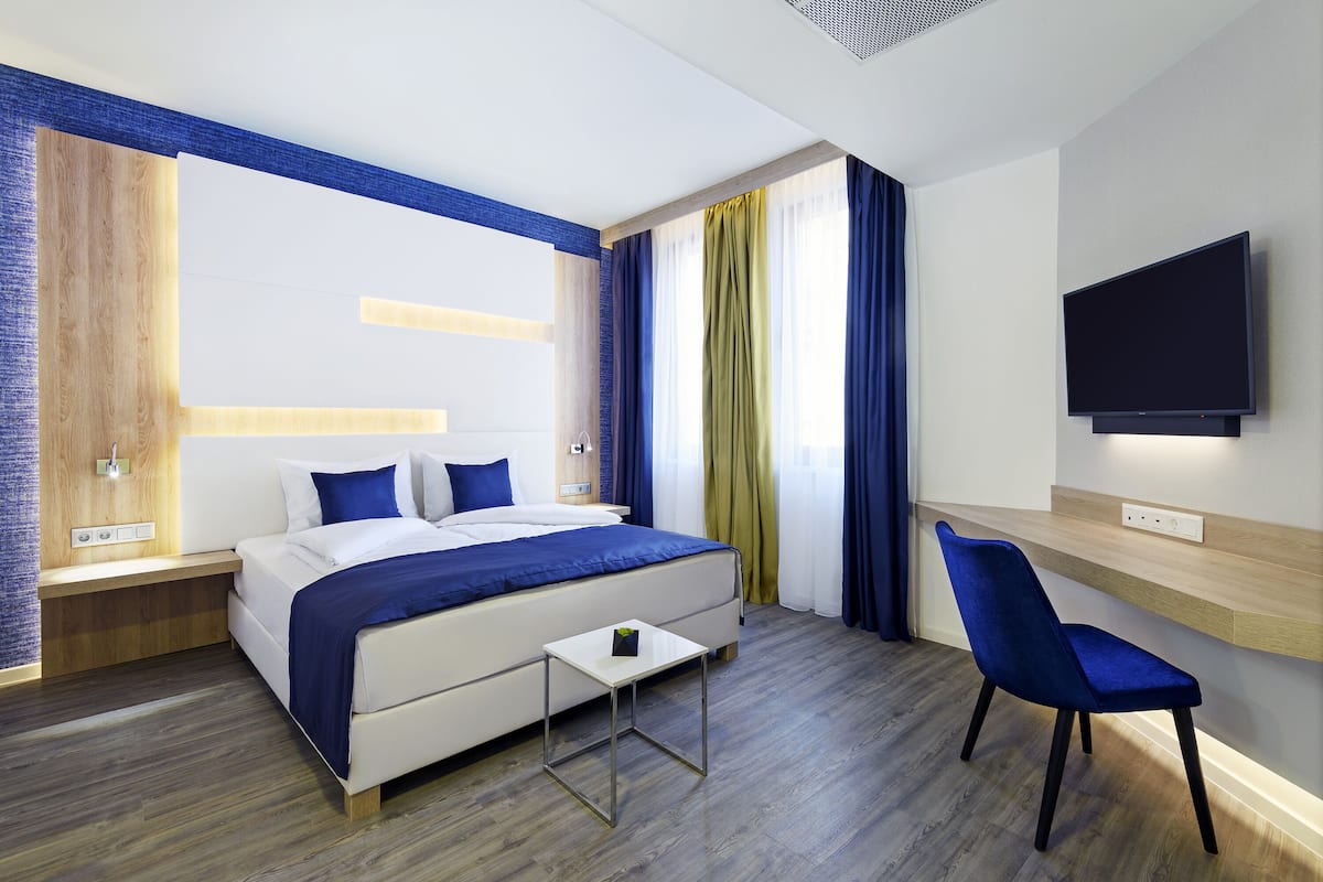 Superior Double Room, 1 Katil Ratu (Queen) | Peralatan tempat tidur premium, peti besi dalam bilik, meja