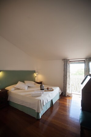 Standaard kamer, 1 kingsize bed (Azzurro) | Luxe beddengoed, een kluis op de kamer, een bureau, geluiddichte muren