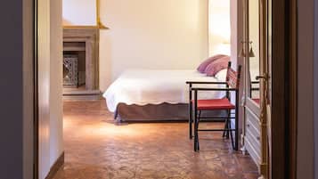 Phòng Suite, bồn tắm thủy lực | Bộ đồ giường cao cấp, két bảo mật tại phòng, bàn, phòng cách âm