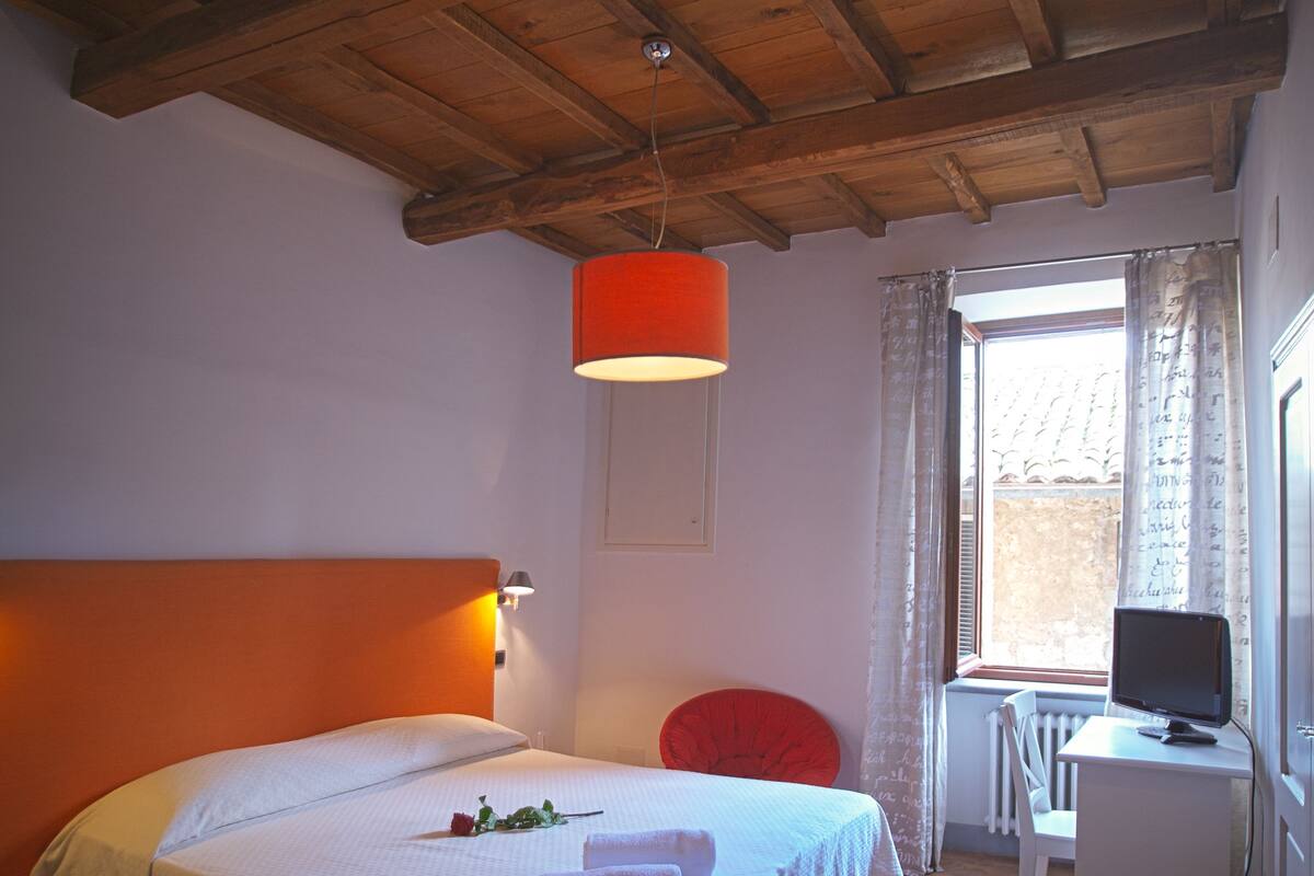 Standard Room, 1 King Bed, City View | Premium bedding, in-room safe, desk, soundproofing