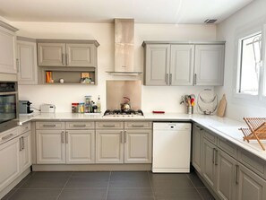 Fridge, microwave, oven, stovetop - Charmante maison dans le quartier Ville d'Hiver (ARCACHON)