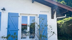 A white building with blue shutters and a sign reading "BAGATELLI".