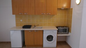 Apartment, Terrace | Private kitchen - Les Villagines Appart'Hôtel - Rousset (Rousset)