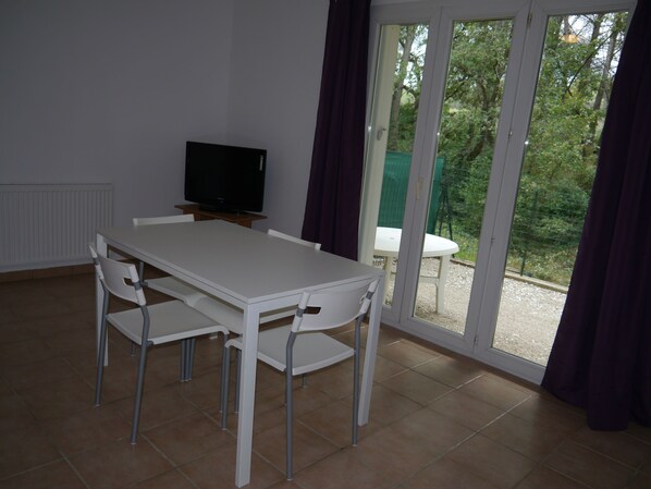 Apartment, Terrace | In-room dining