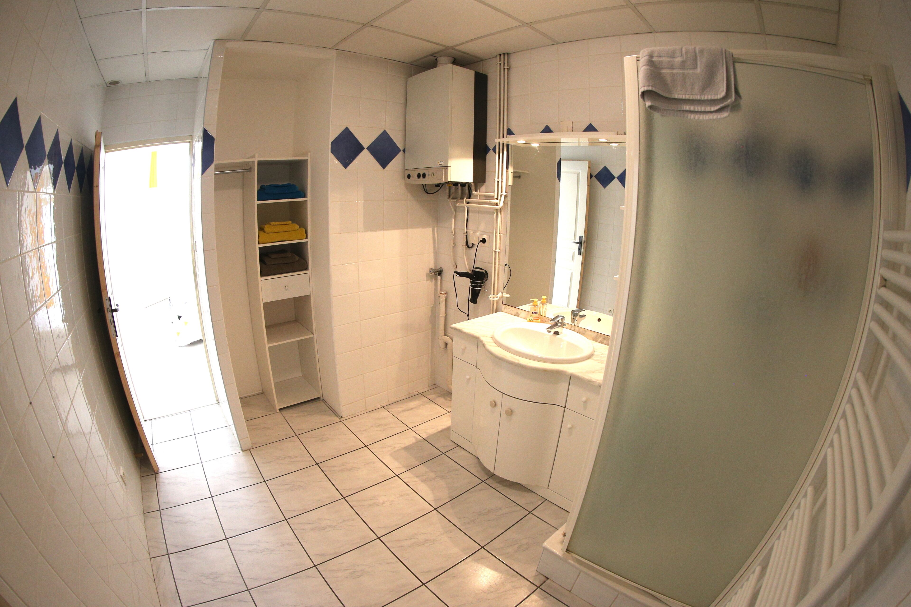 Douche, articles de toilette gratuits, sèche-cheveux